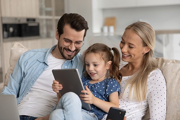 Family ordering school photos online
